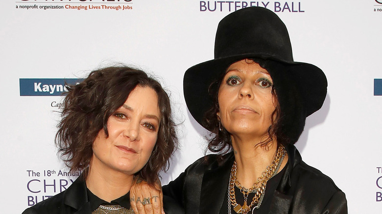 Sara Gilbert Linda Perry red carpet 