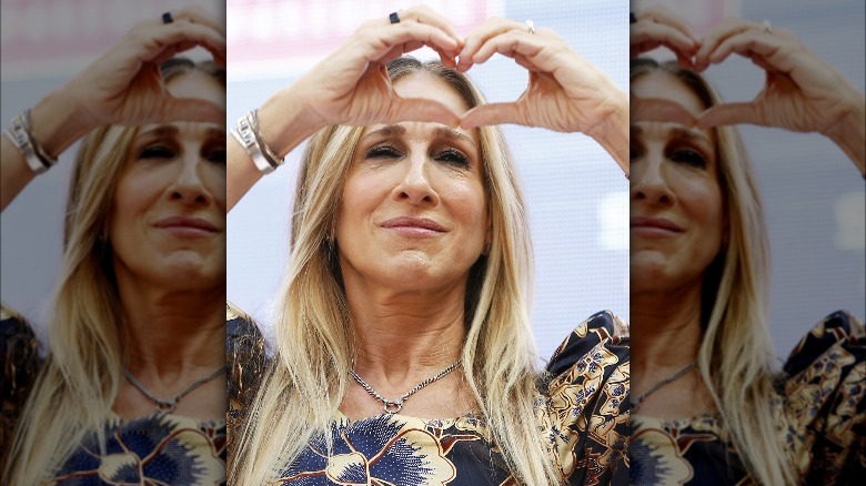 Sarah Jessica Parker making a heart sign, 2019