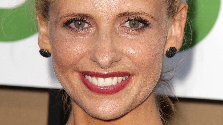 Sarah Michelle Gellar smiling pink lipstick