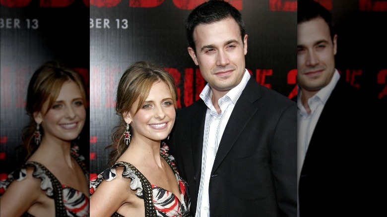 Sarah Michelle Gellar smiling with Freddie Prinze Jr. 