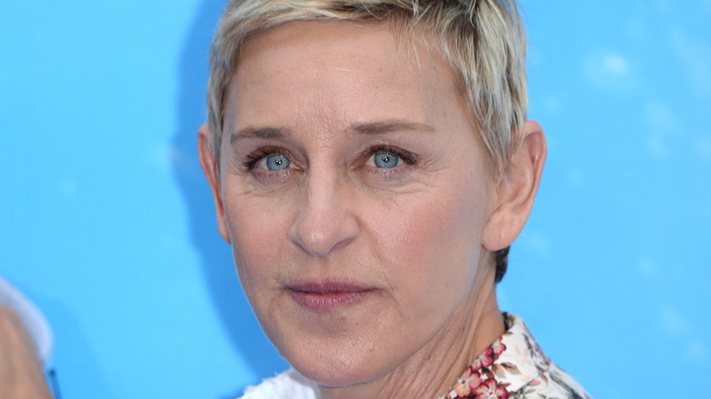 Ellen DeGeneres posing for cameras