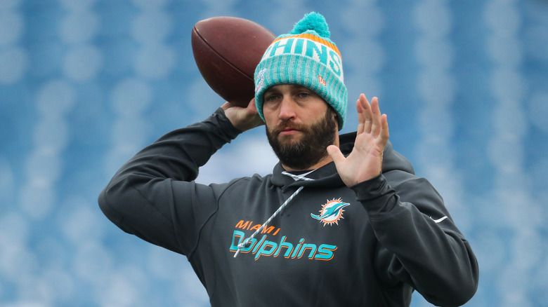 Former quarterback Jay Cutler preparing to toss football