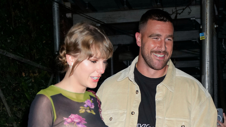 Taylor Swift and Travis Kelce smiling