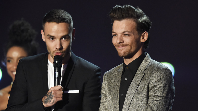 Liam Payne and Louis Tomlinson on stage 