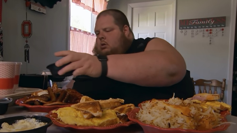 Star of My 600-Lb Life eating big meal