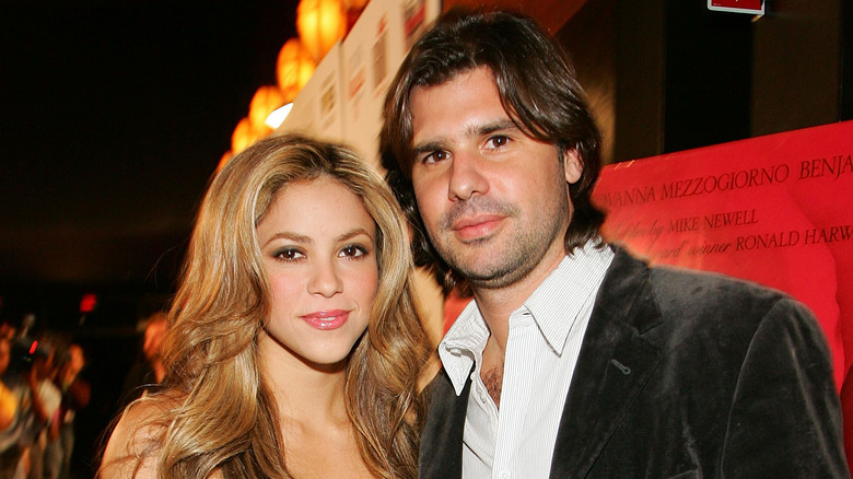 Shakira and Antonio de la Rua posing