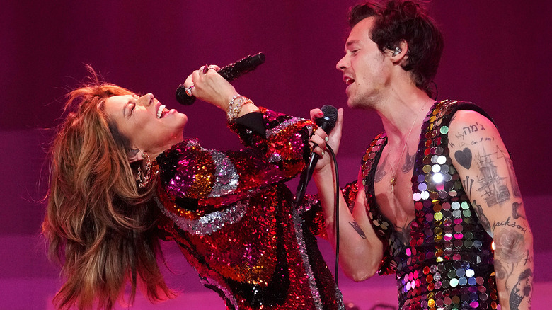 Shania Twain and Harry Styles performing