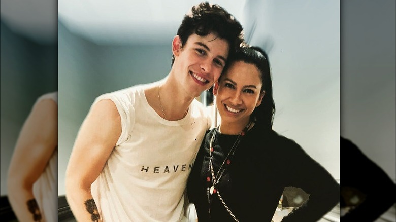 Shawn Mendes, Jocelyne Miranda posing