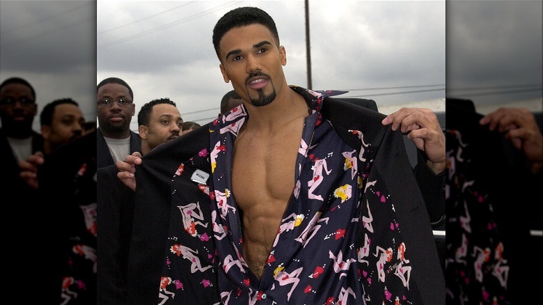 Shemar Moore opening his shirt on a red carpet