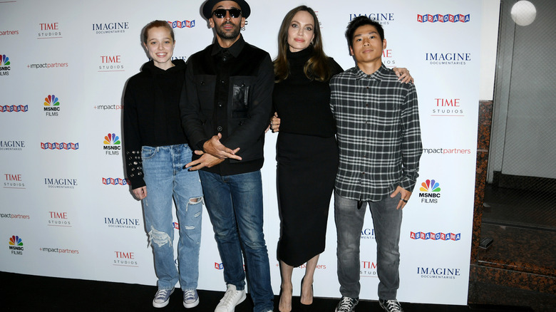 Shiloh Jolie-Pitt, JR, Angelina Jolie, and Pax Thien Jolie-Pitt posing