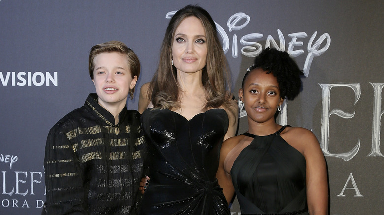 Shiloh Jolie-Pitt, Angelina Jolie, Zahara Jolie-Pitt posing