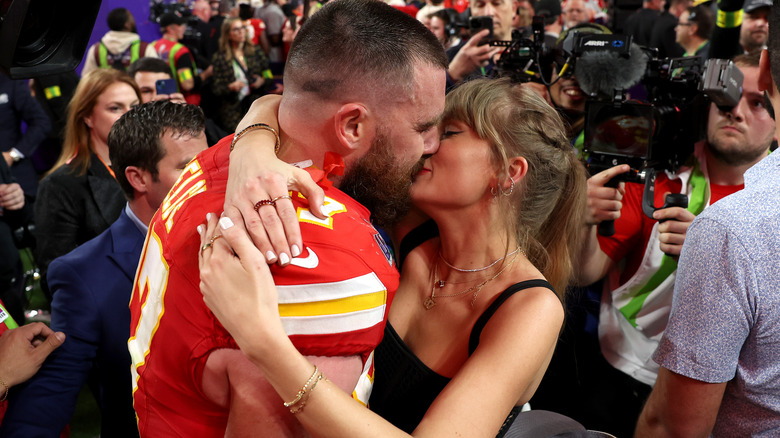 Travis Kelce kisses Taylor Swift in his uniform