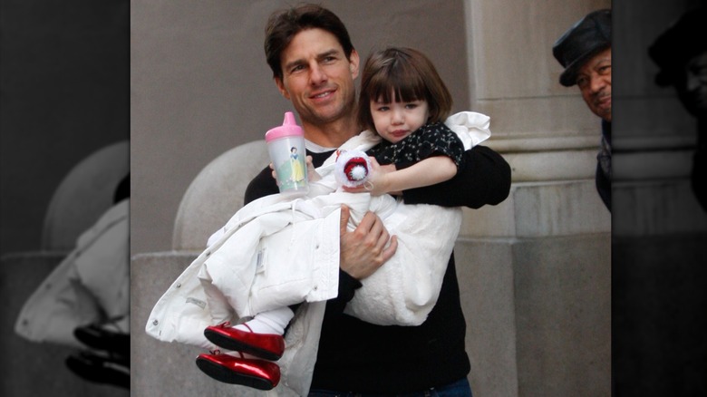 Tom Cruise carrying Suri Cruise