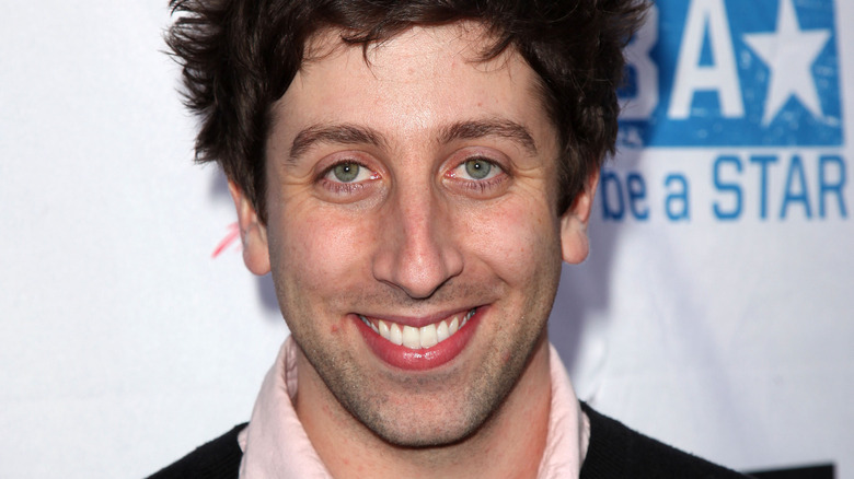 Simon Helberg smiles