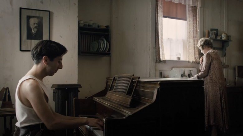 Simon Helberg at the piano