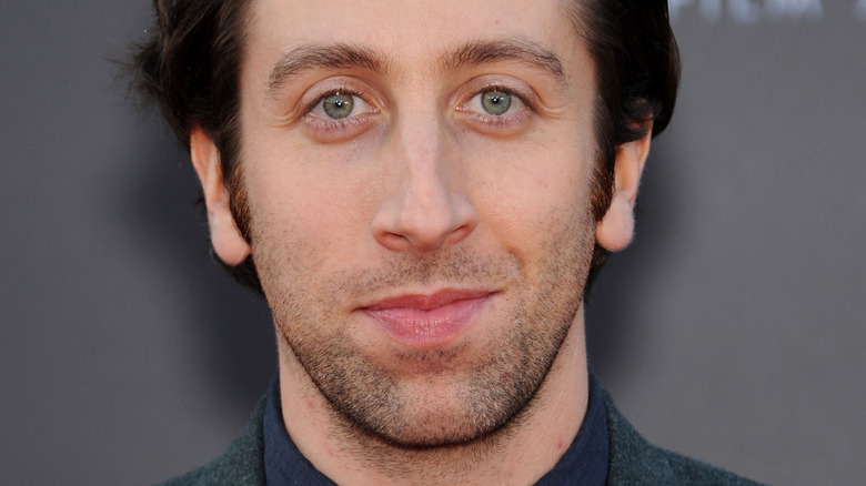 Simon Helberg posing