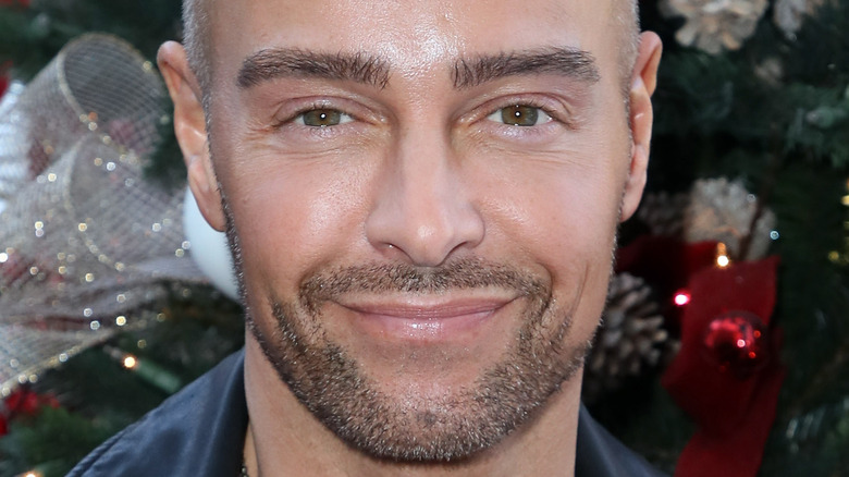 Joey Lawrence smiling in front of Christmas tree