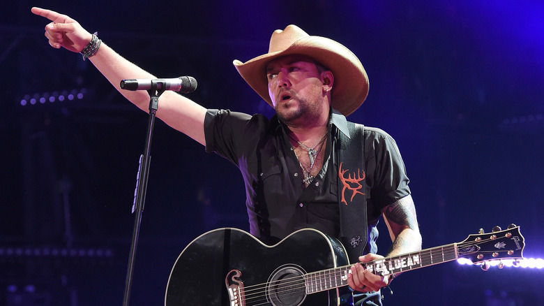 Jason Aldean performing