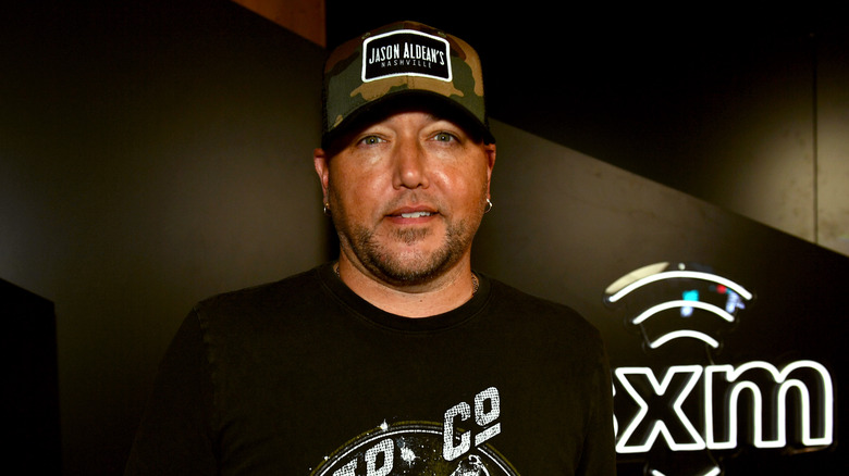 Jason Aldean wearing baseball cap