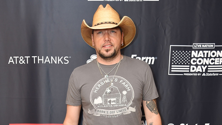 Jason Aldean posing