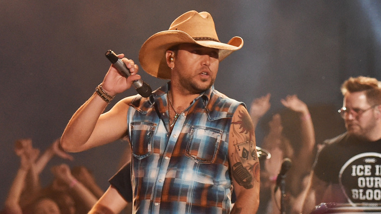 Jason Aldean performing