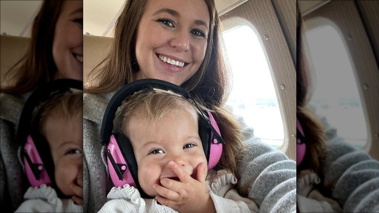 Jana Duggar takes flight with niece Gracie