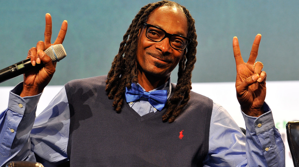 Snoop Dogg putting up peace signs