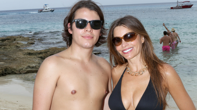 Manolo and Sofia Vergara posing at the beach