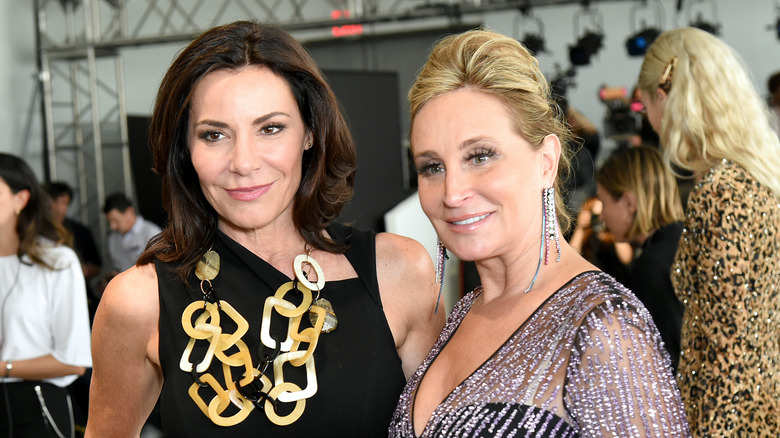 Sonja Morgan and Luann de Lesseps pose 