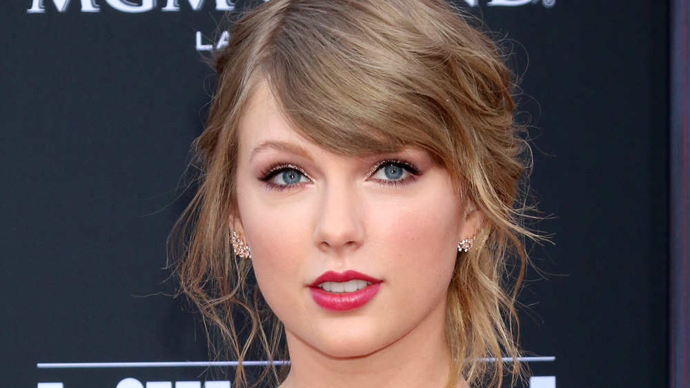 Taylor Swift wearing pink lipstick