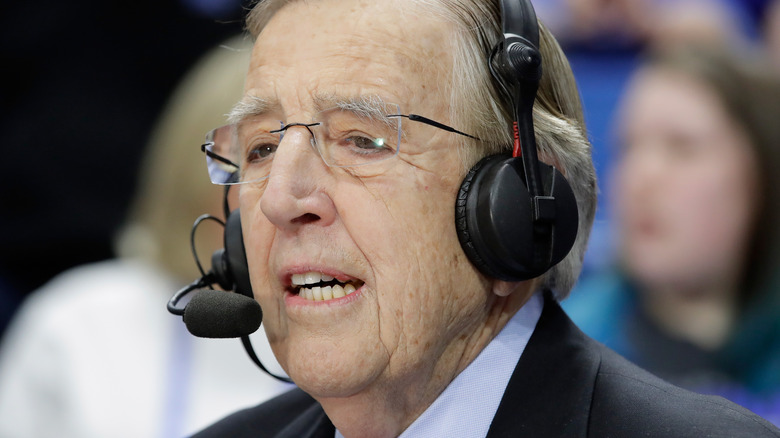 Brent Musburger calling a game