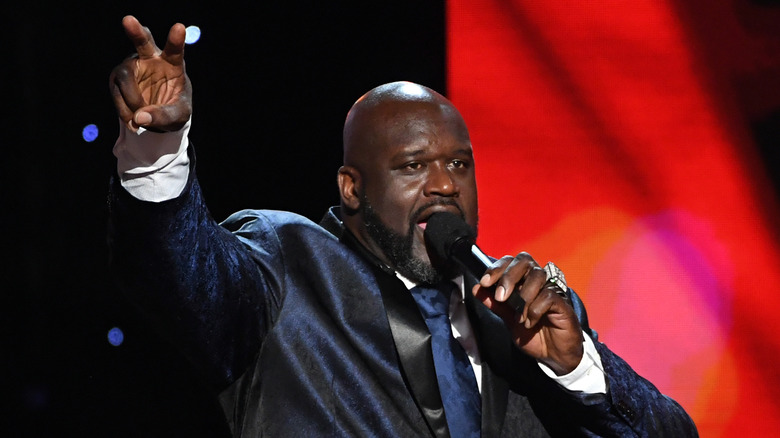 Shaquille O'Neal making peace sign