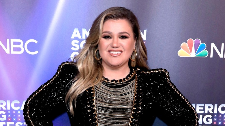 Kelly Clarkson wearing black and gold dress