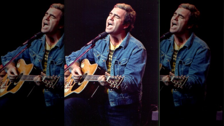 Hoyt Axton performing