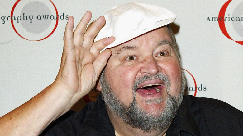 Dom DeLuise waving