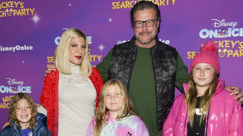 Tori Spelling, Dean McDermott posing with kids