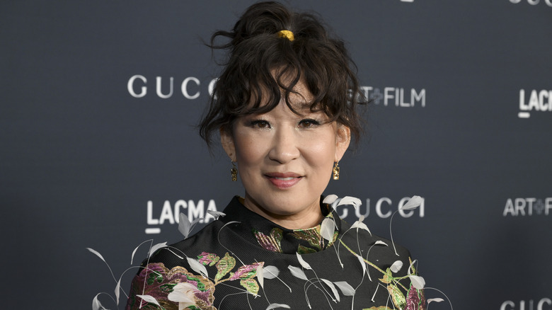 Sandra Oh posing at event