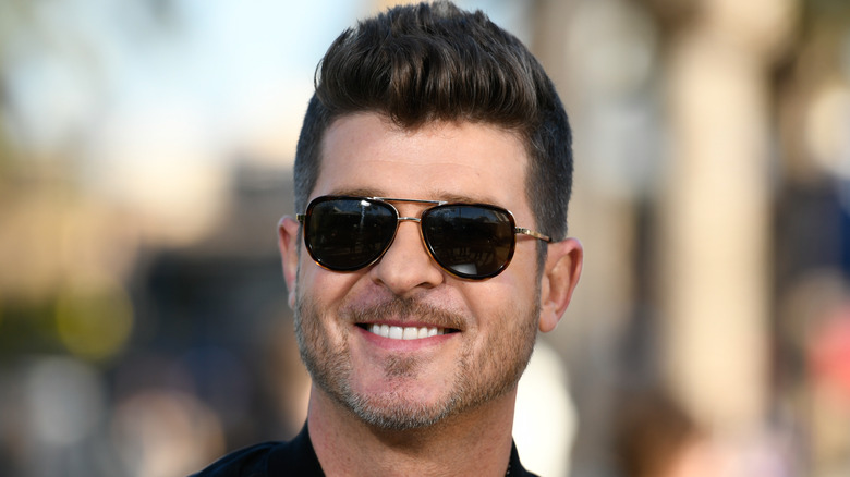 Robin Thicke wearing sunglasses 