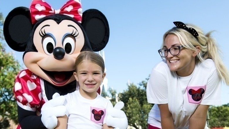 Jamie Lynn Spears posing with daughter Maddie and Minnie Mouse