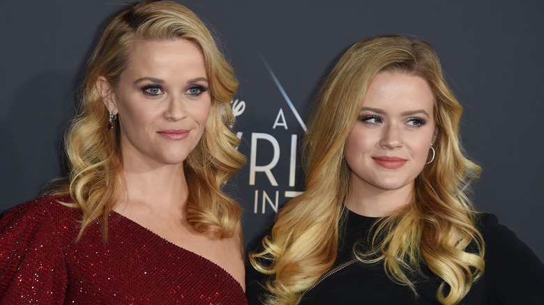 Reese Witherspoon and Ava Phillippe posing