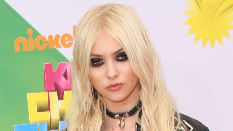 Taylor Momsen posing at Nickelodeon event