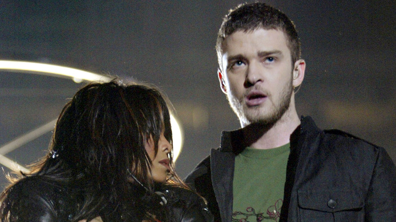 Janet Jackson at Justin Timberlake at the 2004 Super Bowl