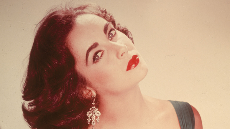 Elizabeth Taylor posing