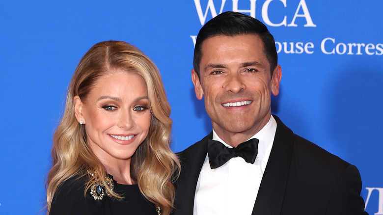 Kelly Ripa and Mark Consuelos smiling