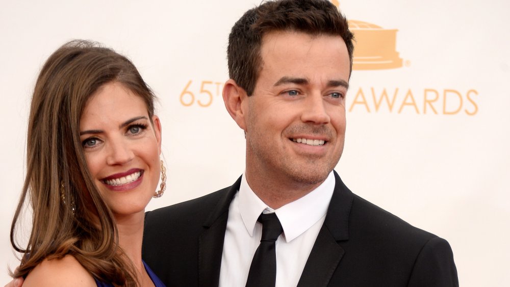 Siri Pinter and Carson Daly smiling at award show