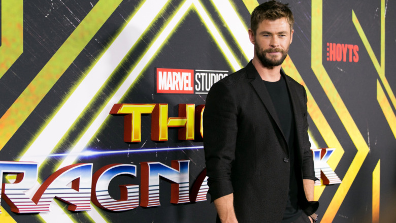 Chris Hemsworth posing Thor Ragnarok red carpet