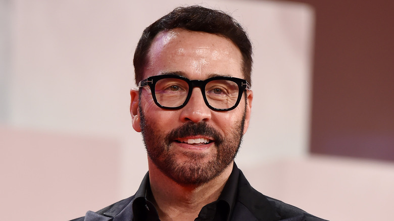 Jeremy Piven smiling at an event