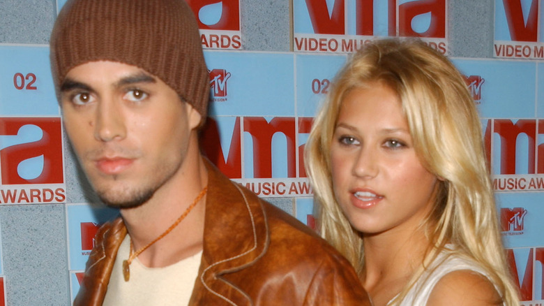 Enrique Iglesias and Anna Kournikova posing together on the red carpet