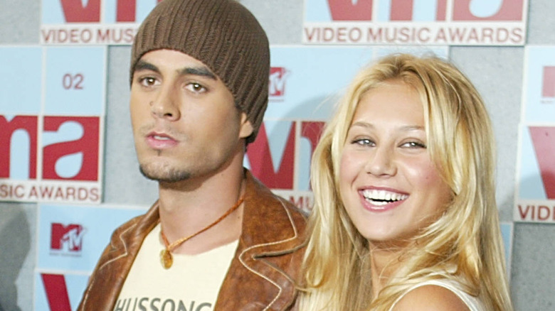 Enrique Iglesias and Anna Kournikova posing together