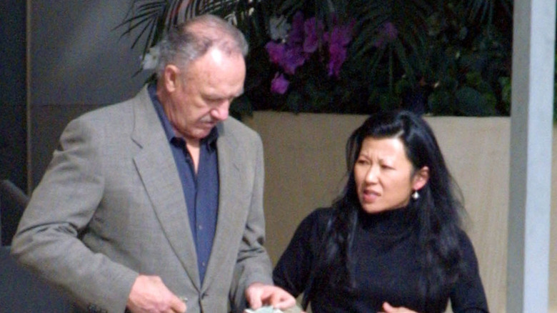 Gene Hackman walking with his wife, Betsy Arakawa